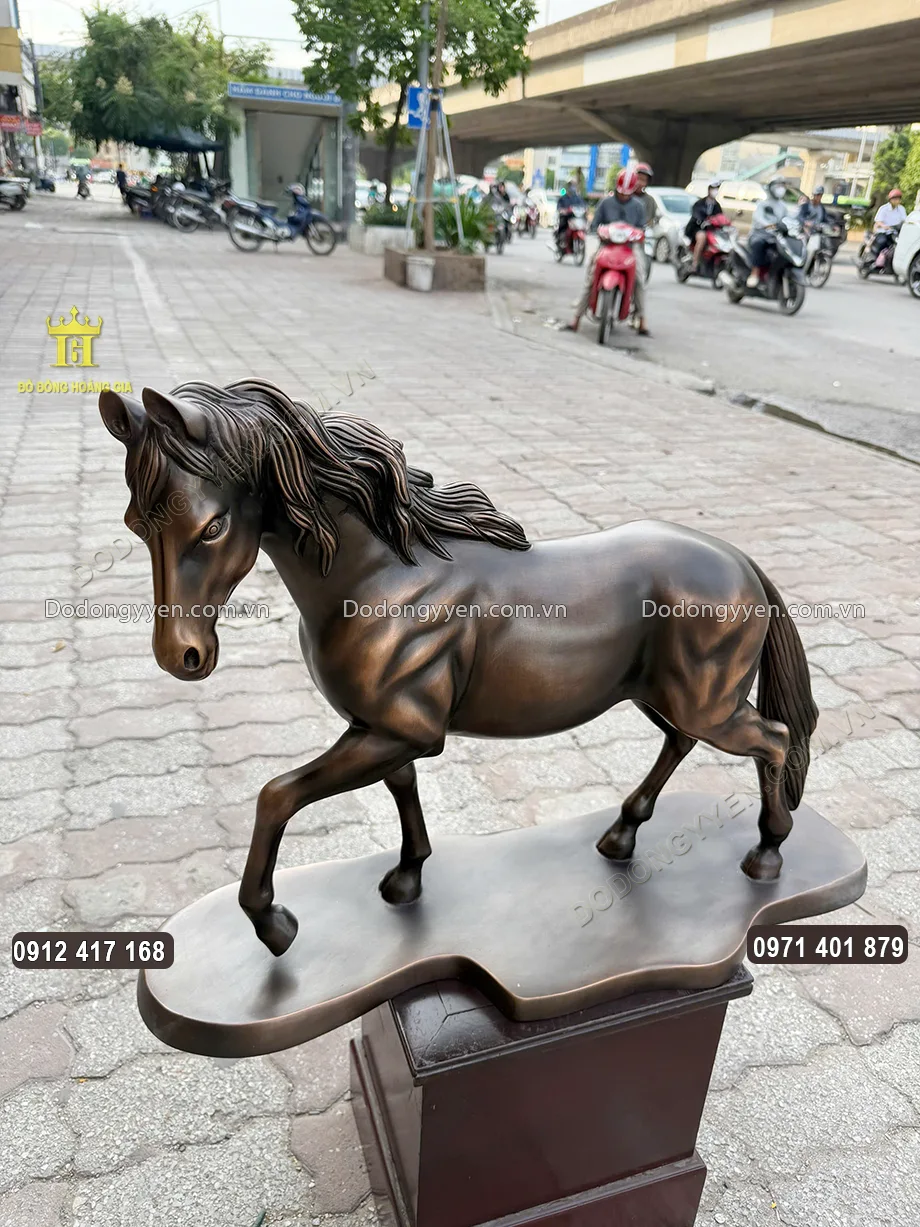 Bờm ngựa được chạm khắc uốn lượn, mềm mại